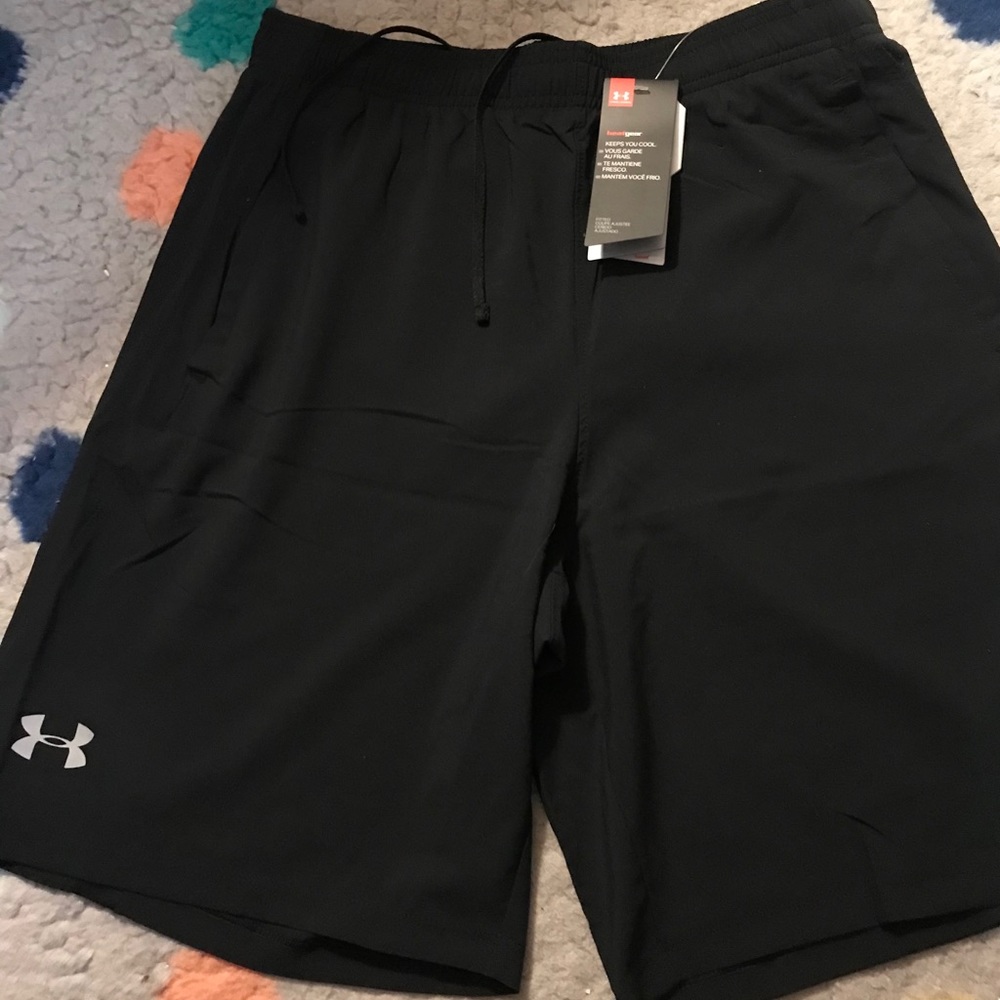 Men NWT Under Armour fitted shorts size Large